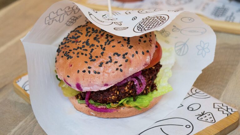 Pourquoi le papier ingraissable est devenu indispensable dans la street food ?