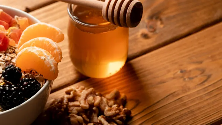 Miel en cuisine : sept façons créatives de l’utiliser autrement que sur une tartine